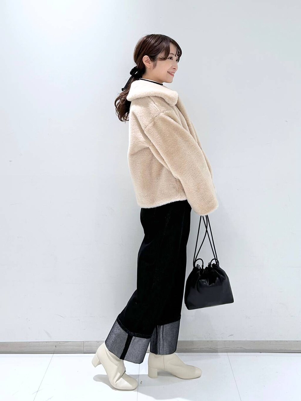 その他のニット/セーター、ホワイト系のブーツ、ブラック系のショルダーバッグを着用したレディースの秋コーディネートの3枚目の写真