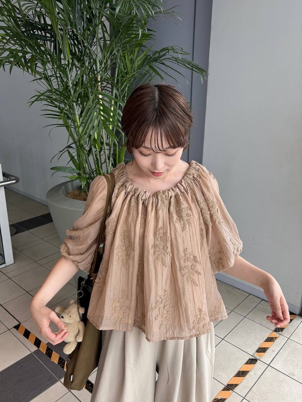 ベージュ系のシャツ/ブラウス、ベージュ系のセットアップを着用したレディースの秋コーディネートの3枚目の写真