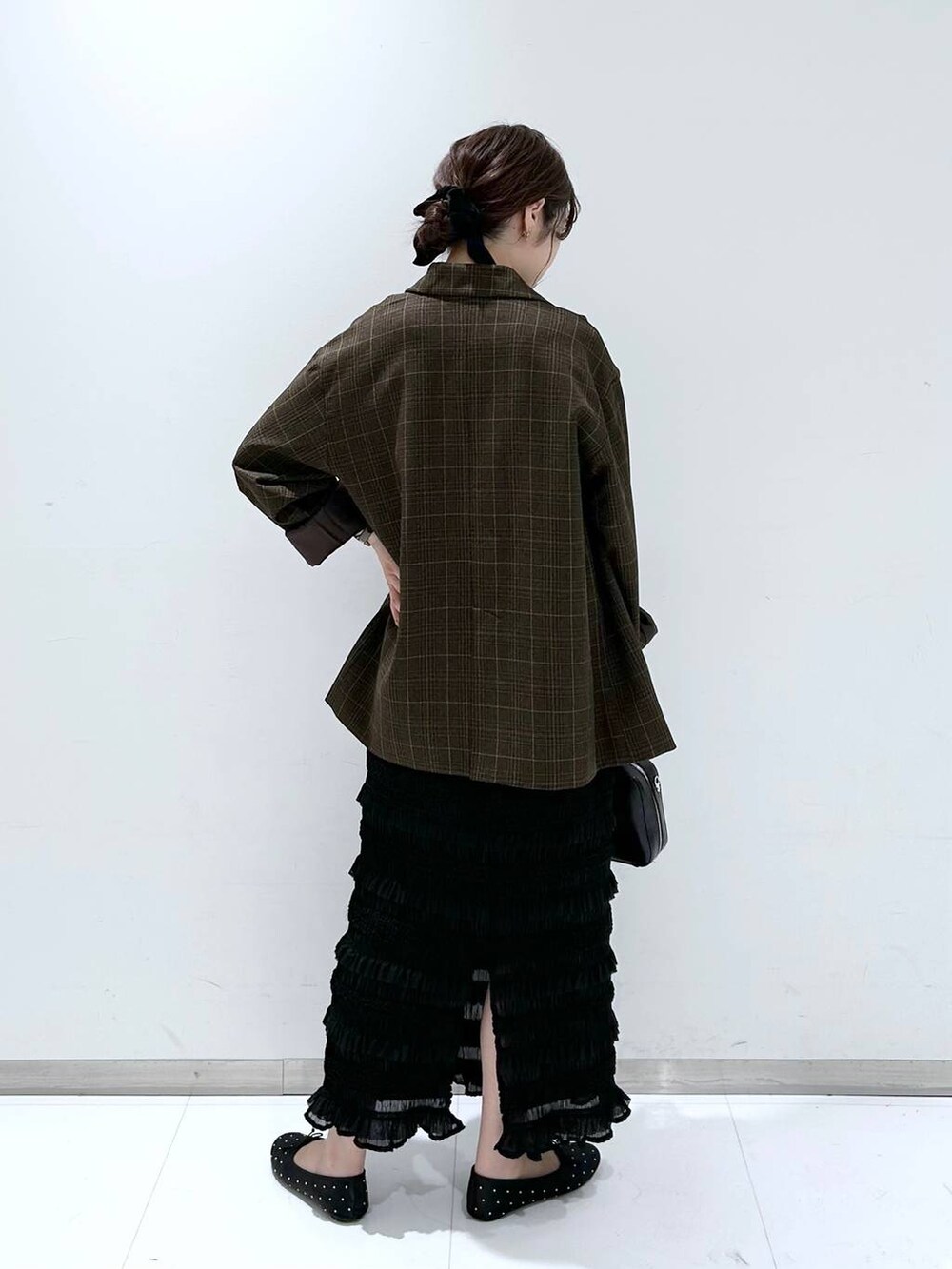 ホワイト系のTシャツ/カットソー、その他のテーラードジャケット、ブラック系のバレエシューズを着用したレディースの秋コーディネートの5枚目の写真