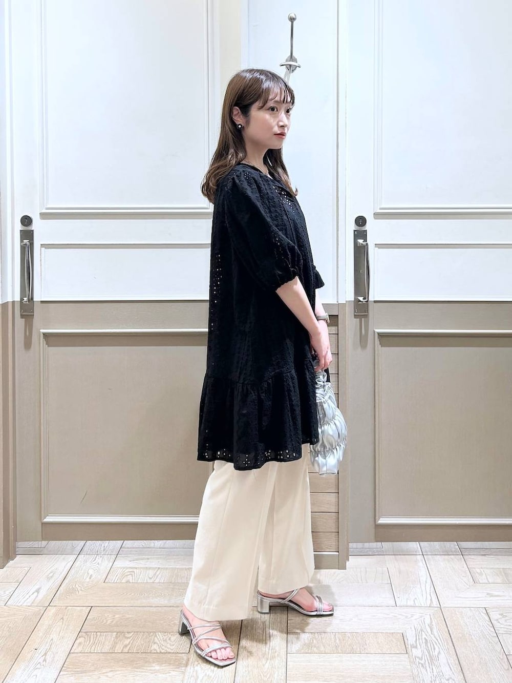 ホワイト系のTシャツ/カットソー、ブラック系のワンピース、グレー系のショルダーバッグを着用したレディースの夏コーディネートの6枚目の写真