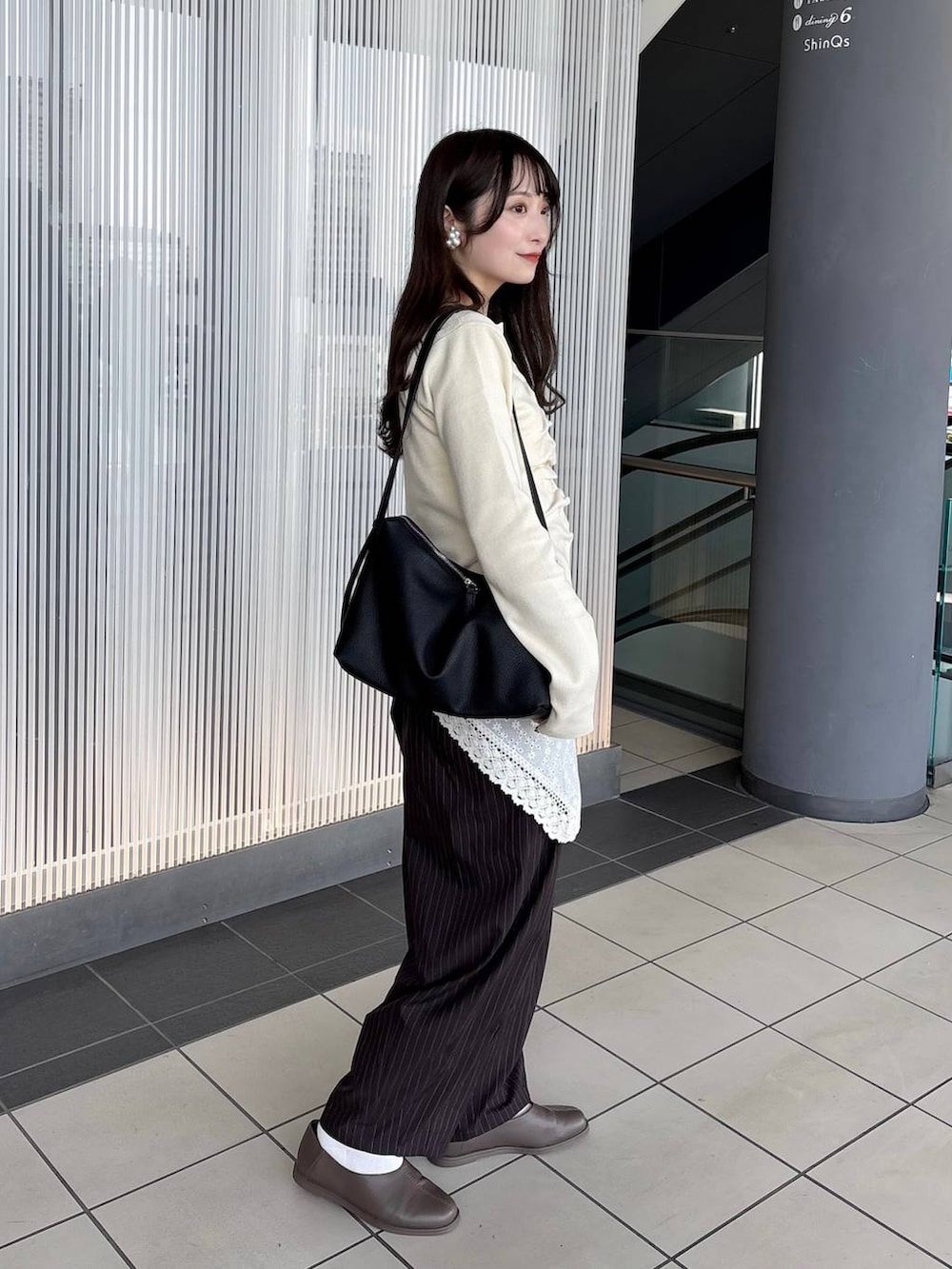 ブラウン系のその他パンツ、ホワイト系のカーディガン/ボレロ、ホワイト系のバンダナ/スカーフを着用したレディースの春コーディネートの4枚目の写真