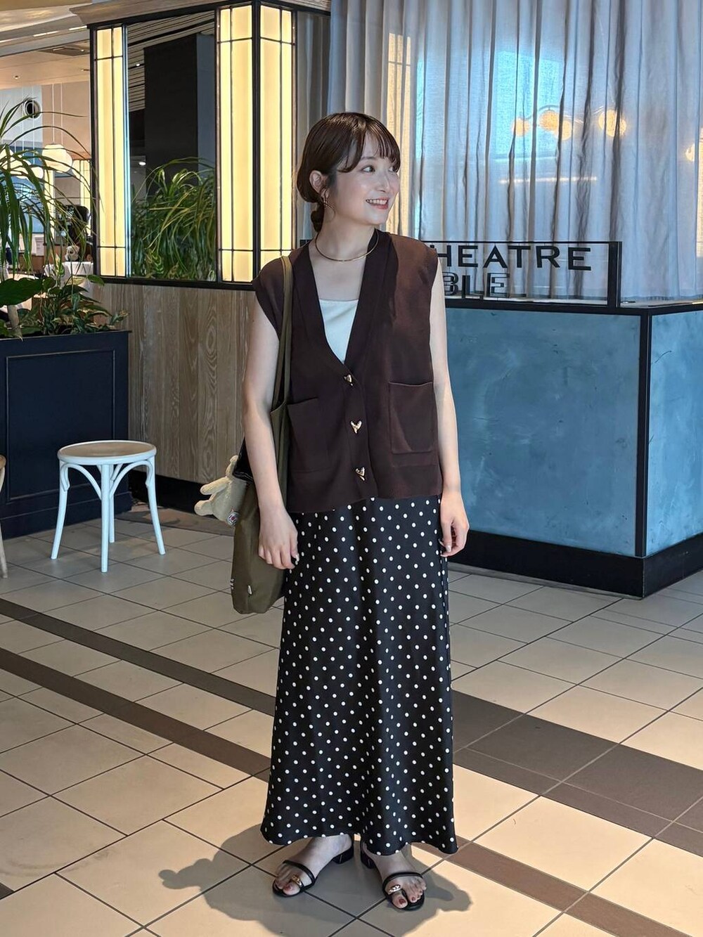 ホワイト系のTシャツ/カットソー、ブラック系のサンダル、ブラック系のスカートを着用したレディースの夏コーディネートの3枚目の写真