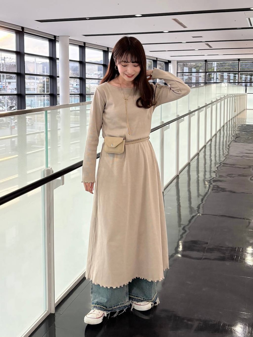 ベージュ系のボディバッグ/ウエストポーチ、ゴールド系のネックレスを着用したレディースの春コーディネートの4枚目の写真