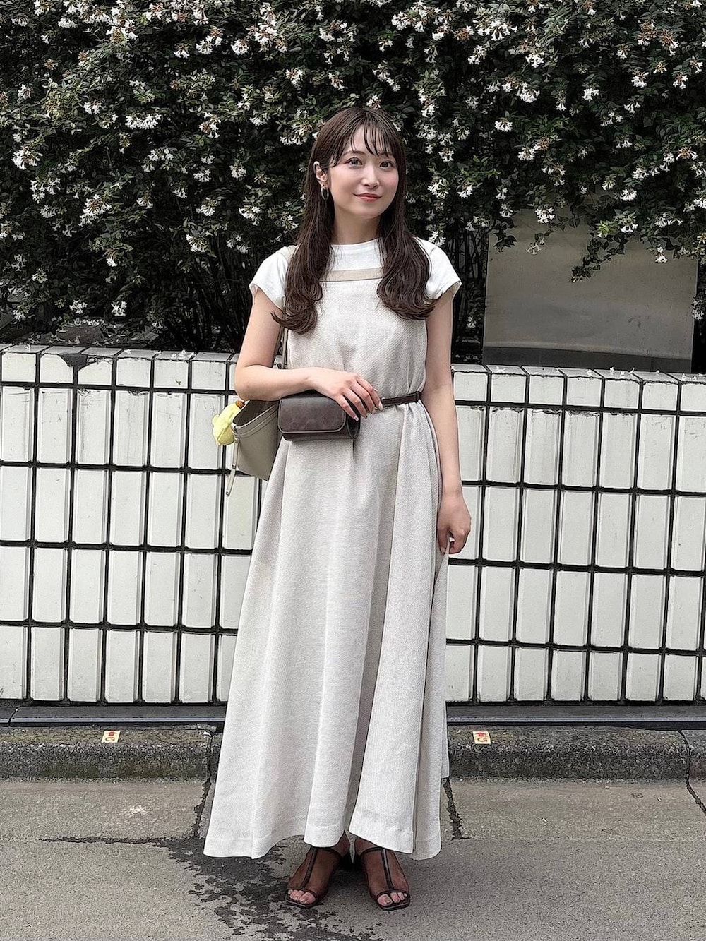 ホワイト系のTシャツ/カットソー、ブラウン系のボディバッグ/ウエストポーチ、ベージュ系のワンピースを着用したレディースの夏コーディネートの2枚目の写真