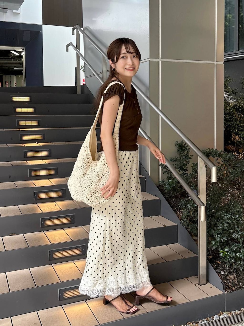 ブラウン系のサンダル、ホワイト系のスカートを着用したレディースの夏コーディネートの2枚目の写真