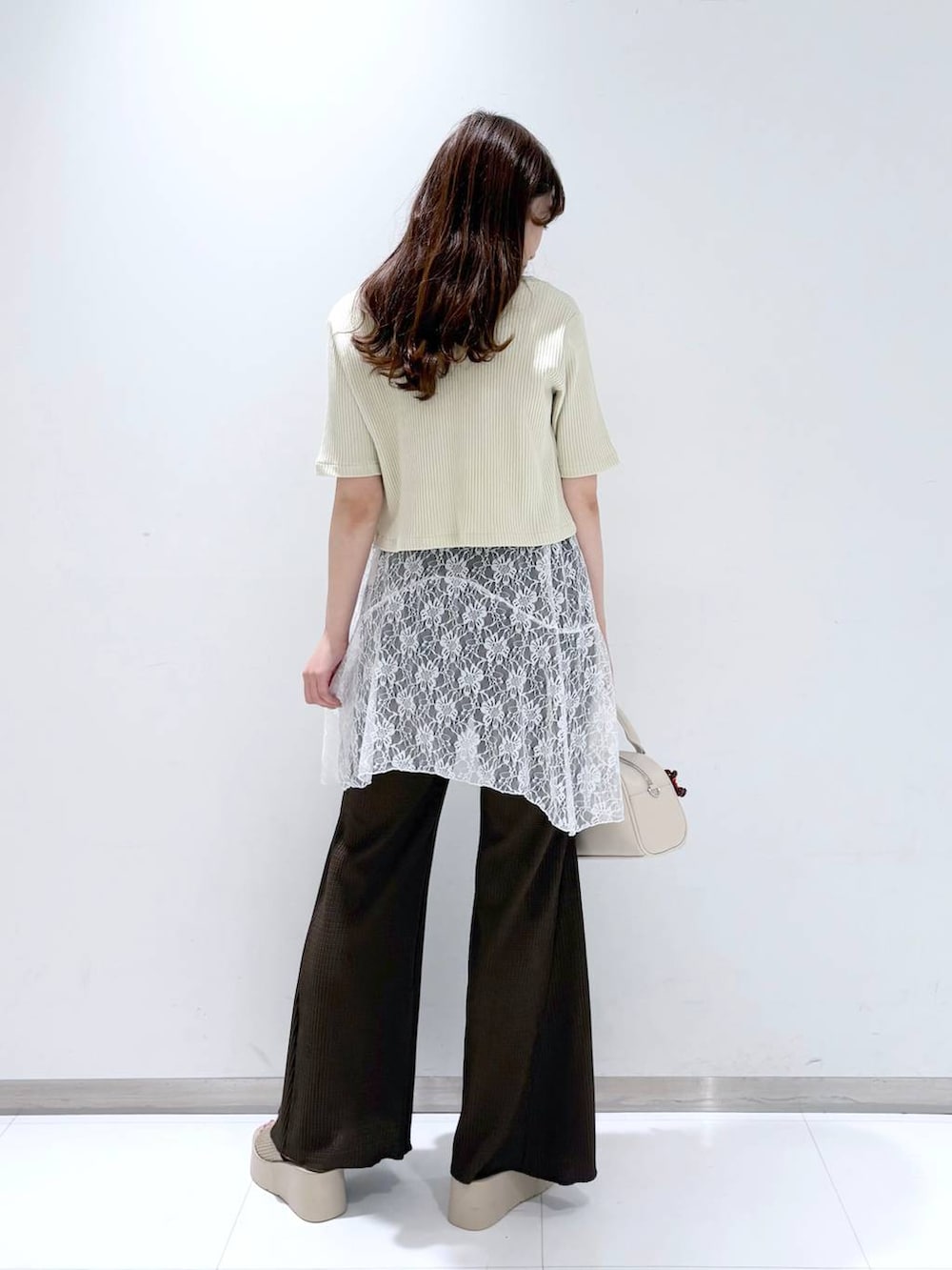 ホワイト系のTシャツ/カットソー、ホワイト系のサンダル、ブラウン系のその他パンツを着用したレディースの春コーディネートの4枚目の写真