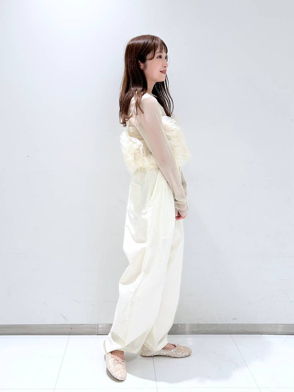 ホワイト系のバレエシューズ、ホワイト系のキャミソール、ベージュ系のその他パンツを着用したレディースの夏コーディネートの2枚目の写真