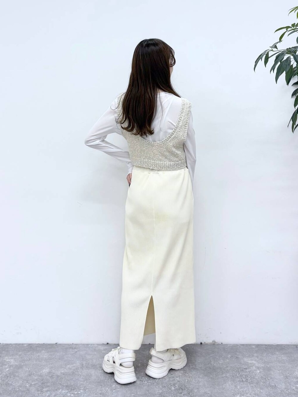 ホワイト系のTシャツ/カットソー、ホワイト系のスカート、ホワイト系のサンダルを着用したレディースの冬コーディネートの3枚目の写真