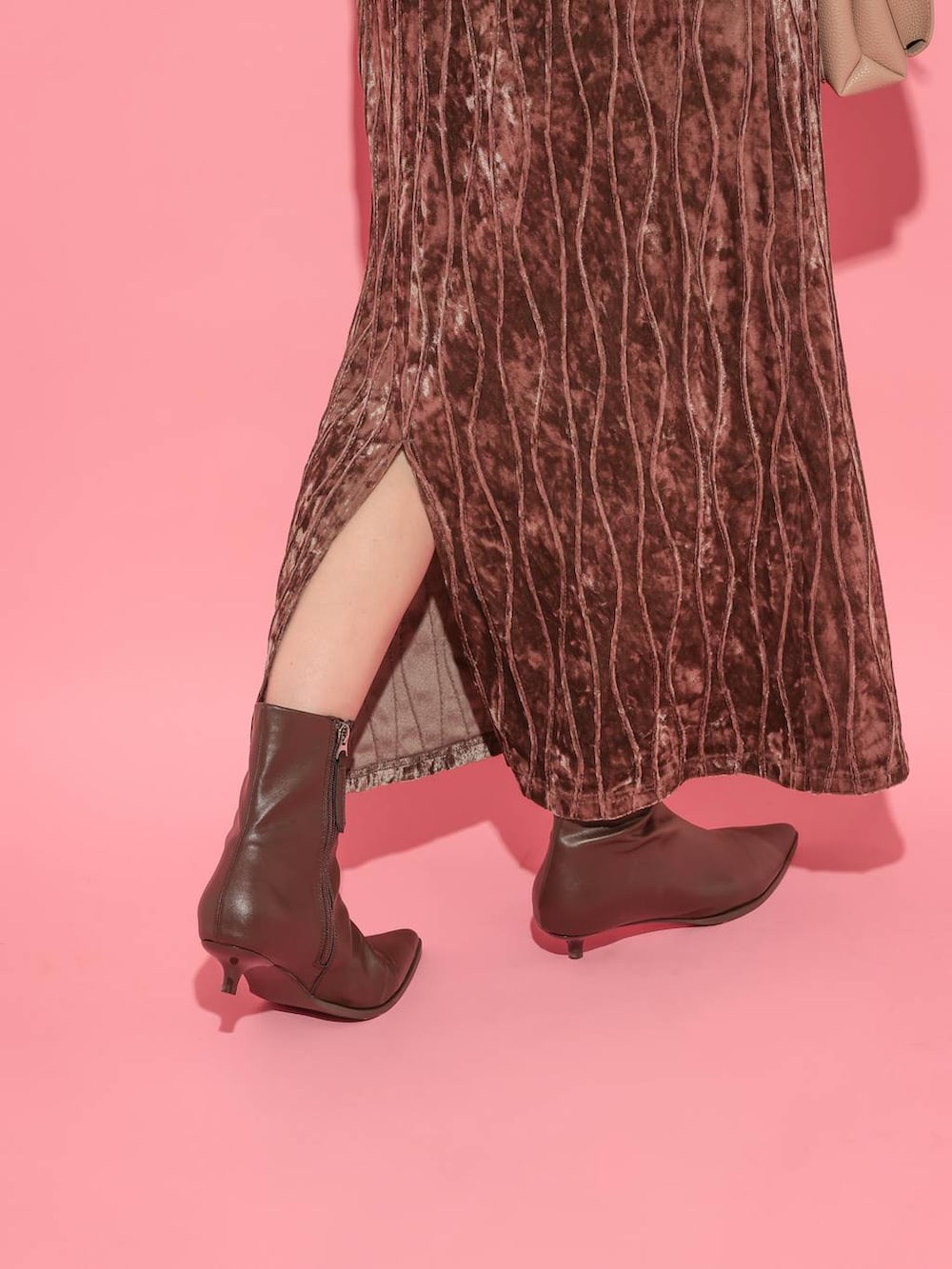 ホワイト系のニット/セーター、ブラウン系のブーツ、ゴールド系のネックレスを着用したレディースの冬コーディネートの5枚目の写真