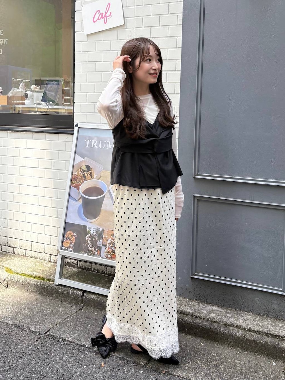 ホワイト系のTシャツ/カットソー、ホワイト系のスカートを着用したレディースの夏コーディネートの2枚目の写真