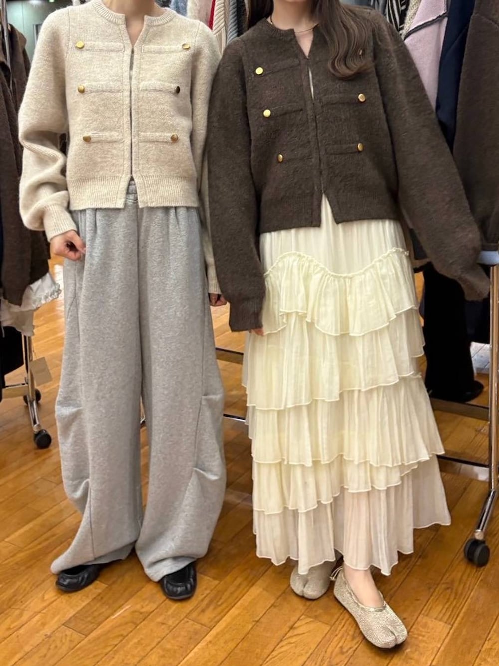 ホワイト系のスカート、ホワイト系のノーカラージャケット、ブラウン系のノーカラージャケットを着用したレディースの秋コーディネートの5枚目の写真