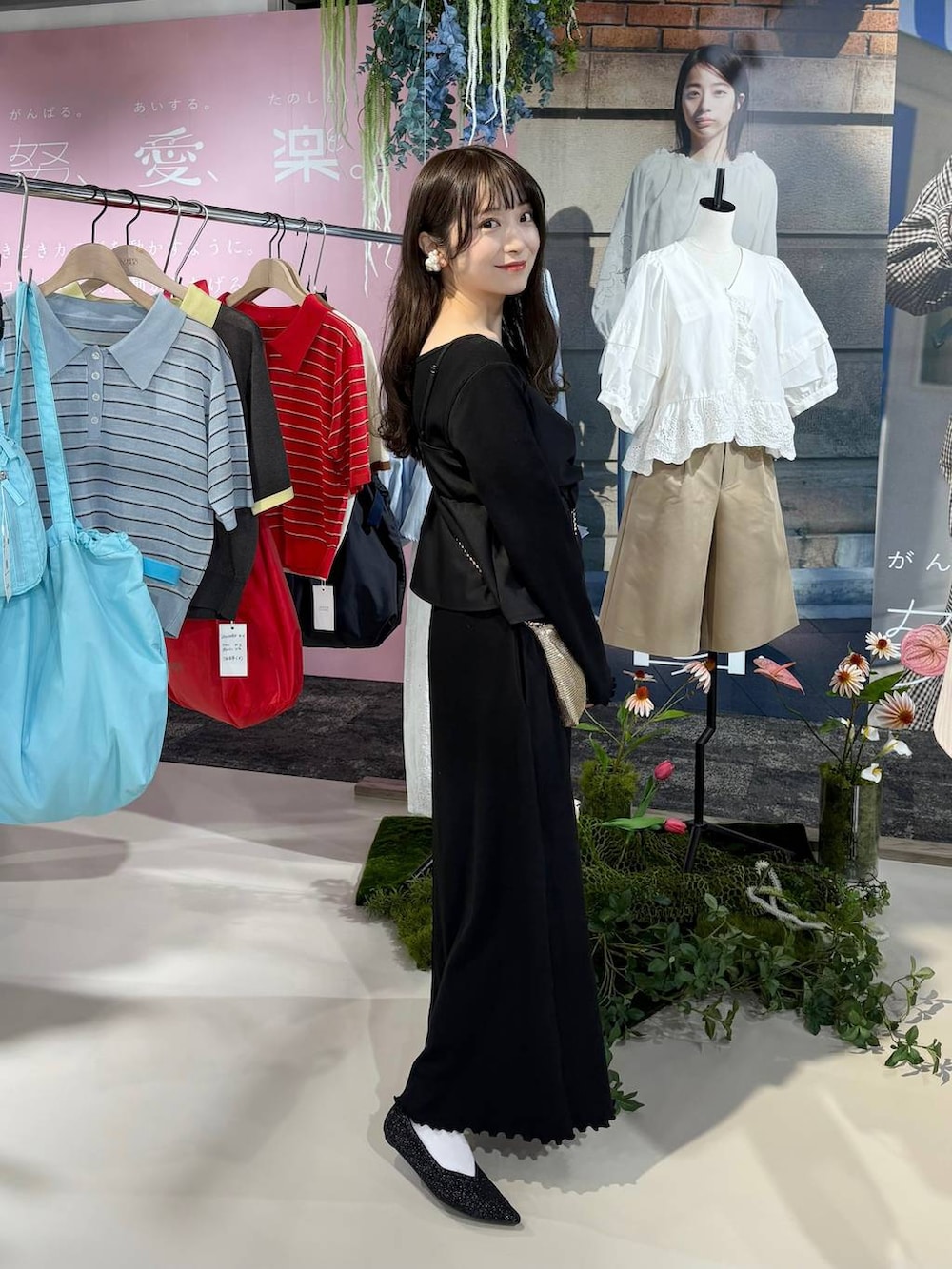 ゴールド系のショルダーバッグ、ブラック系のパンプス、ブラウン系のサンダルを着用したレディースの春コーディネートの5枚目の写真