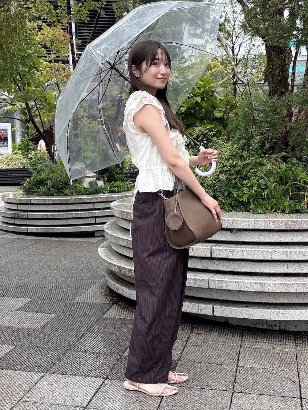 ブラウン系のその他パンツ、ホワイト系のTシャツ/カットソー、ホワイト系のネックレスを着用したレディースの夏コーディネートの2枚目の写真