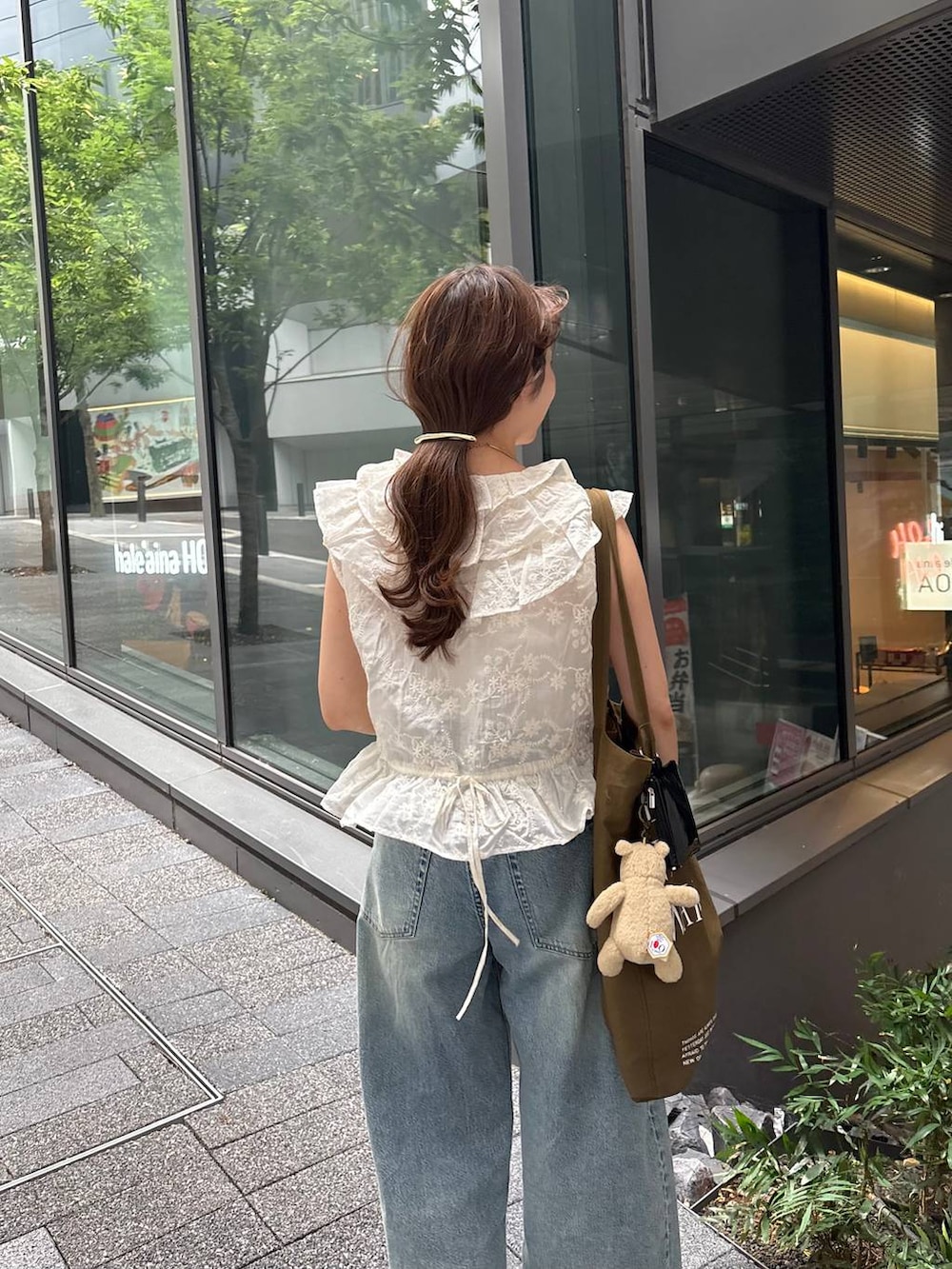 ブラック系のサンダル、ブルー系のデニムパンツ、ホワイト系のTシャツ/カットソーを着用したレディースの夏コーディネートの4枚目の写真