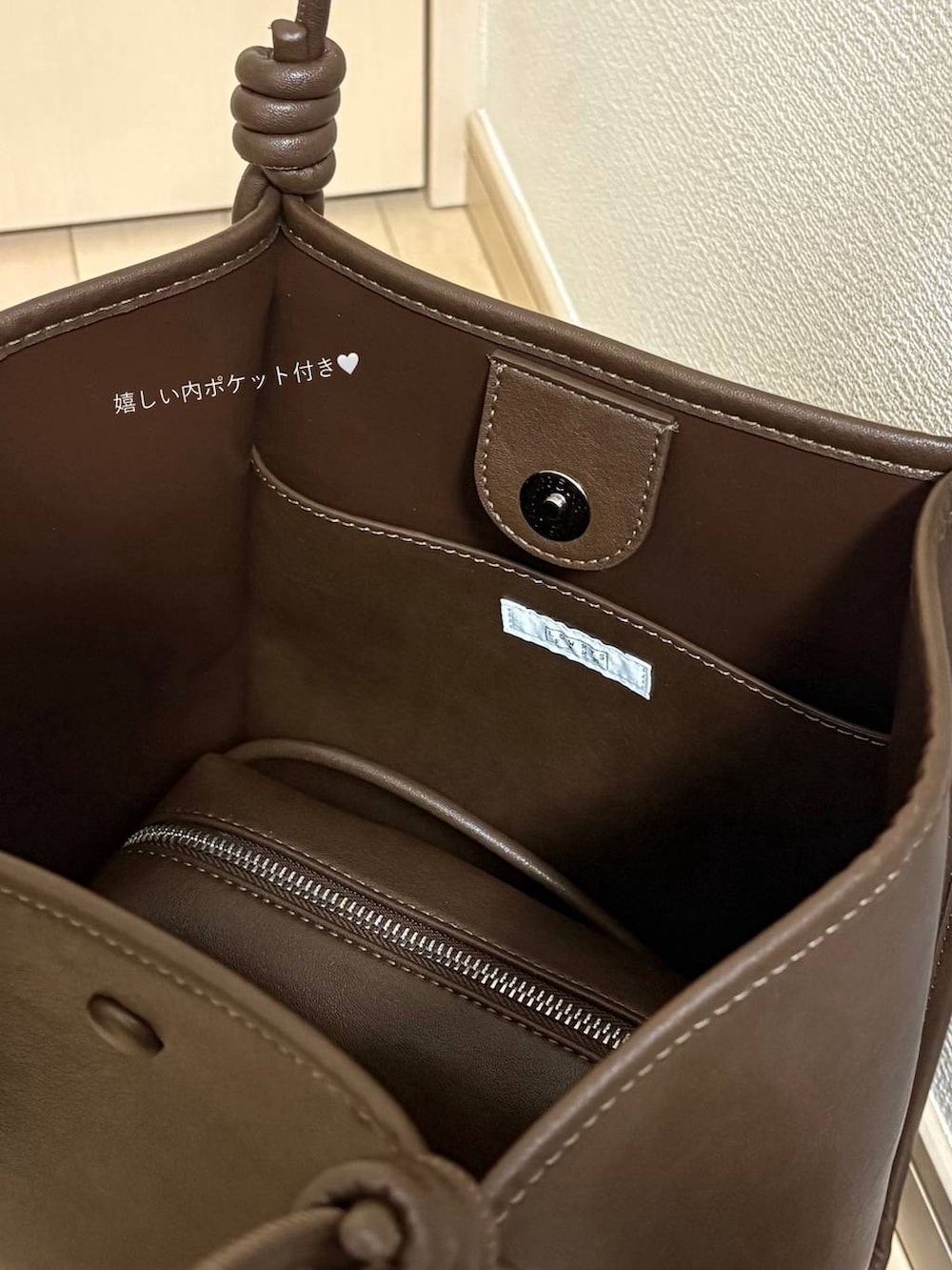 ブラウン系のローファー、ブラウン系のトートバッグを着用したレディースの春コーディネートの6枚目の写真