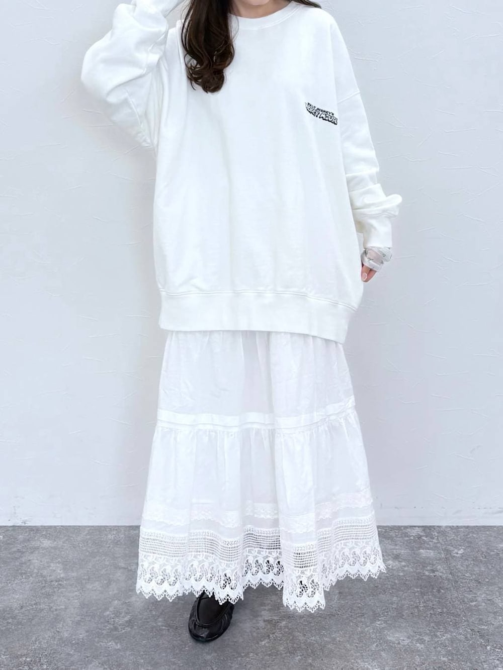 ホワイト系のTシャツ/カットソー、ブラウン系のローファー、ホワイト系のスウェットを着用したレディースの冬コーディネートの2枚目の写真