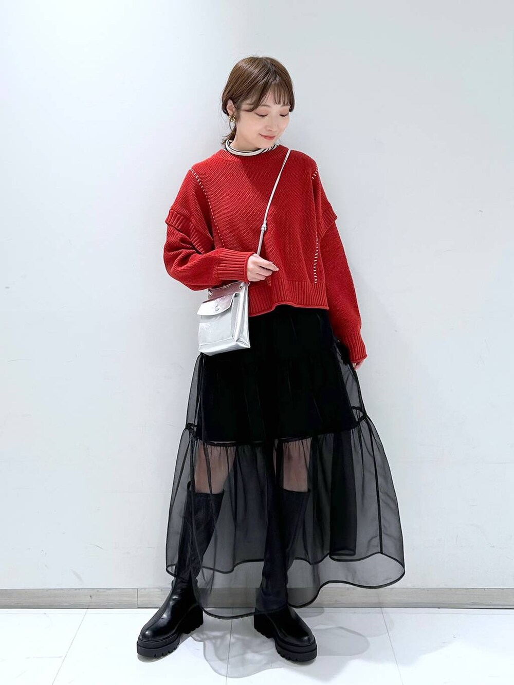 ホワイト系のTシャツ/カットソー、シルバー系のショルダーバッグ、レッド系のTシャツ/カットソーを着用したレディースの冬コーディネートの3枚目の写真