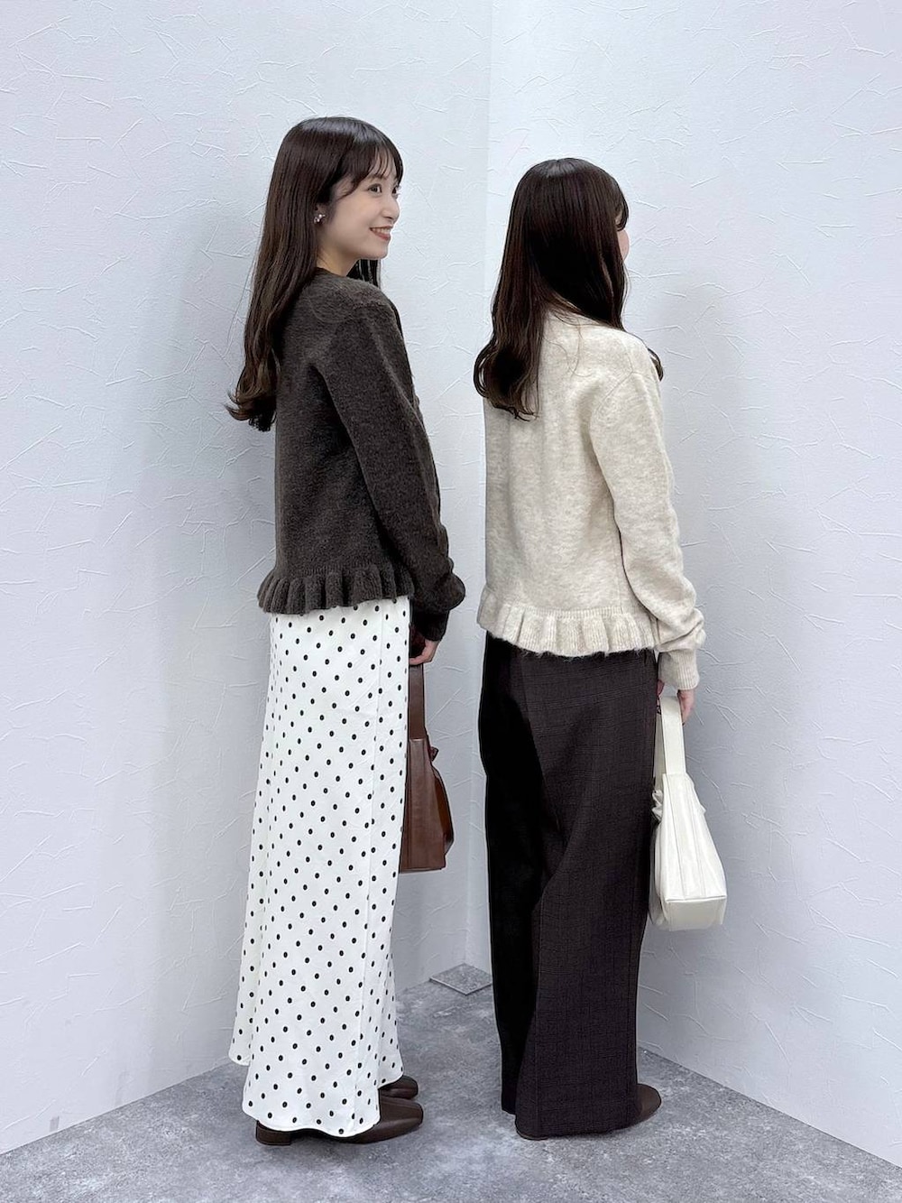 ホワイト系のスカート、ブラウン系のその他パンツ、ブラウン系のニット/セーターを着用したレディースの秋コーディネートの2枚目の写真