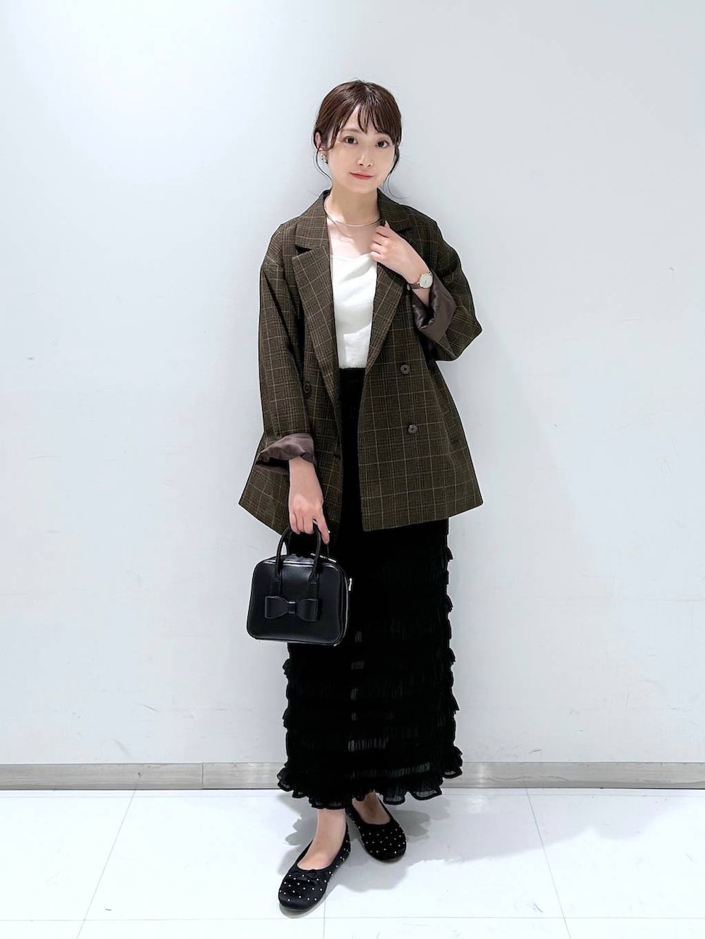 ホワイト系のTシャツ/カットソー、その他のテーラードジャケット、ブラック系のバレエシューズを着用したレディースの秋コーディネートの2枚目の写真