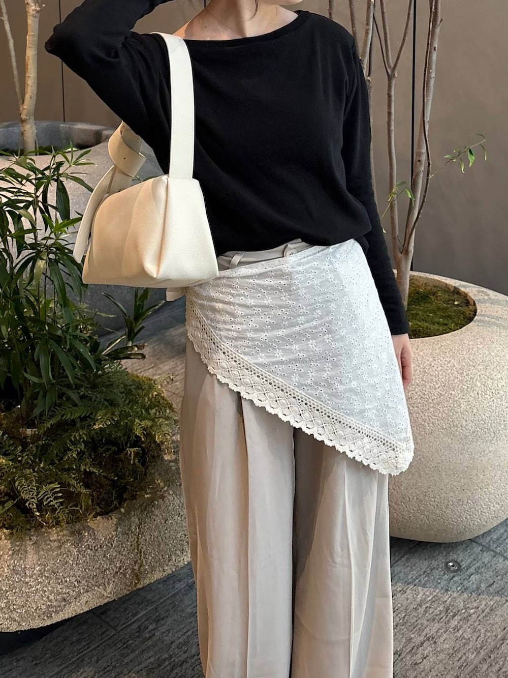 ホワイト系のショルダーバッグ、ホワイト系のパンプス、ホワイト系のバンダナ/スカーフを着用したレディースの春コーディネートの2枚目の写真