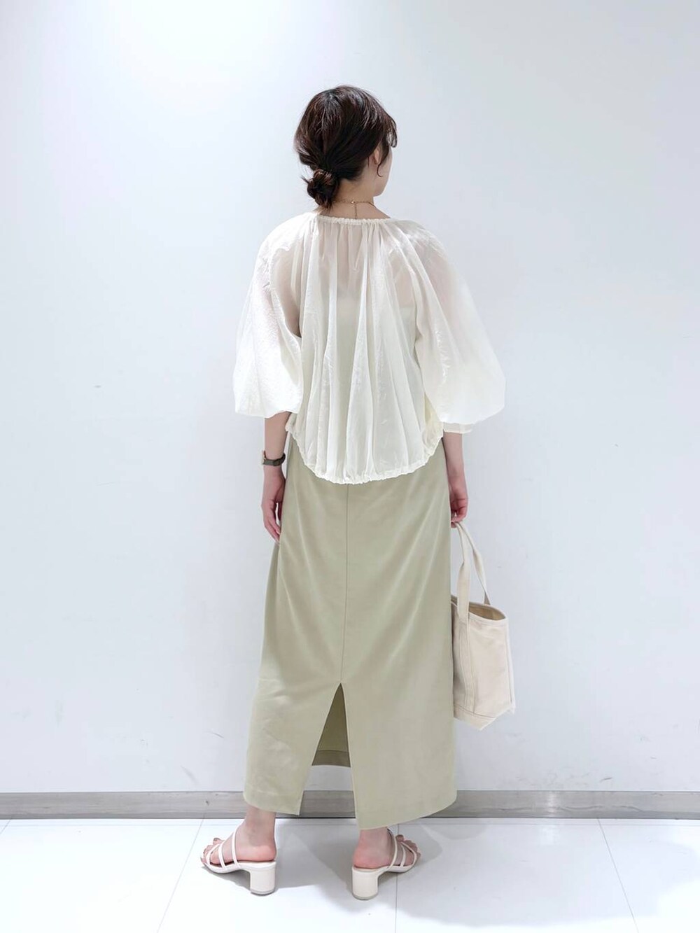 ホワイト系のTシャツ/カットソー、ホワイト系のショルダーバッグ、ホワイト系のサンダルを着用したレディースの春コーディネートの5枚目の写真