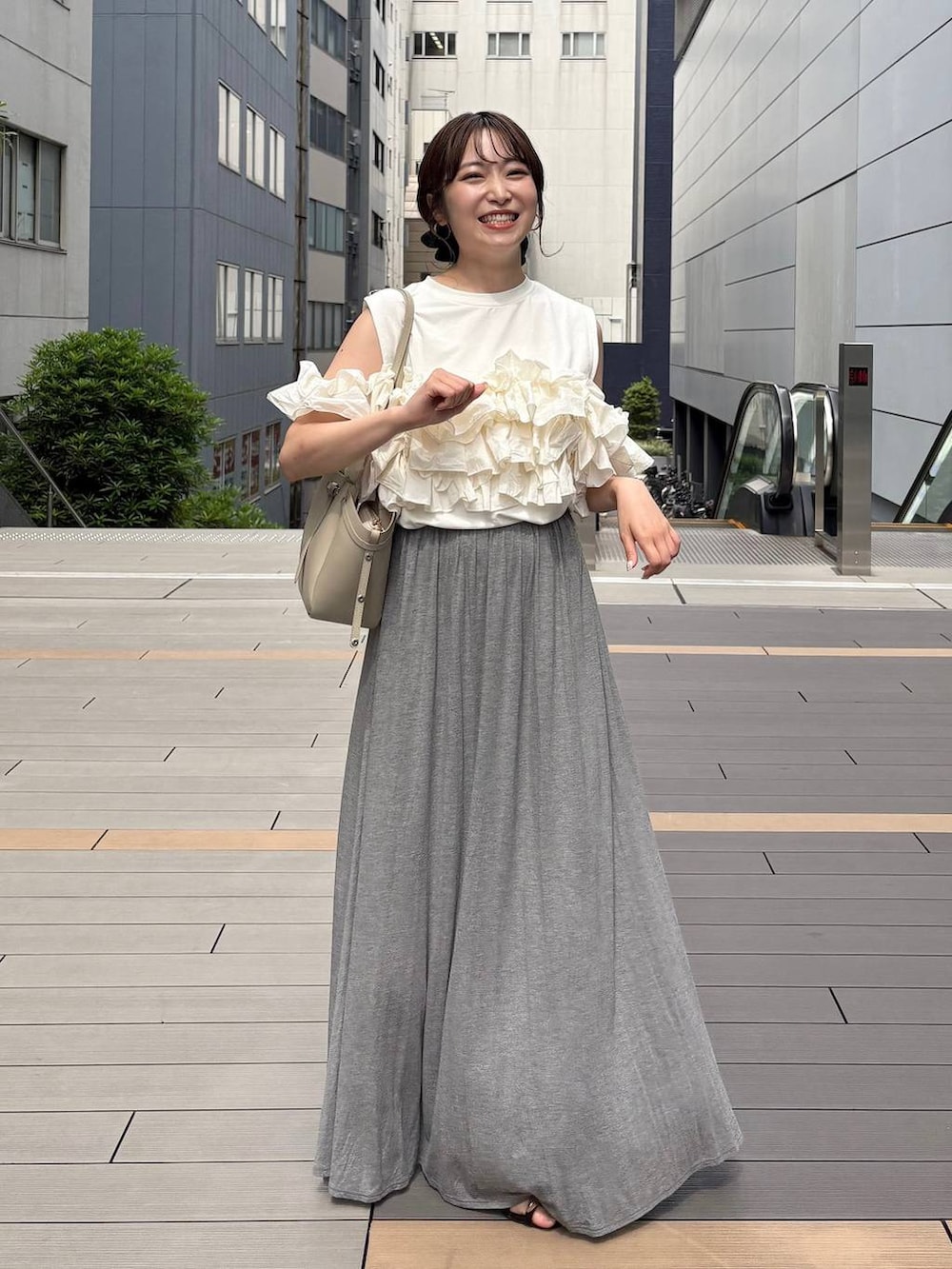 ブラック系のサンダル、グレー系のスカートを着用したレディースの夏コーディネートの3枚目の写真