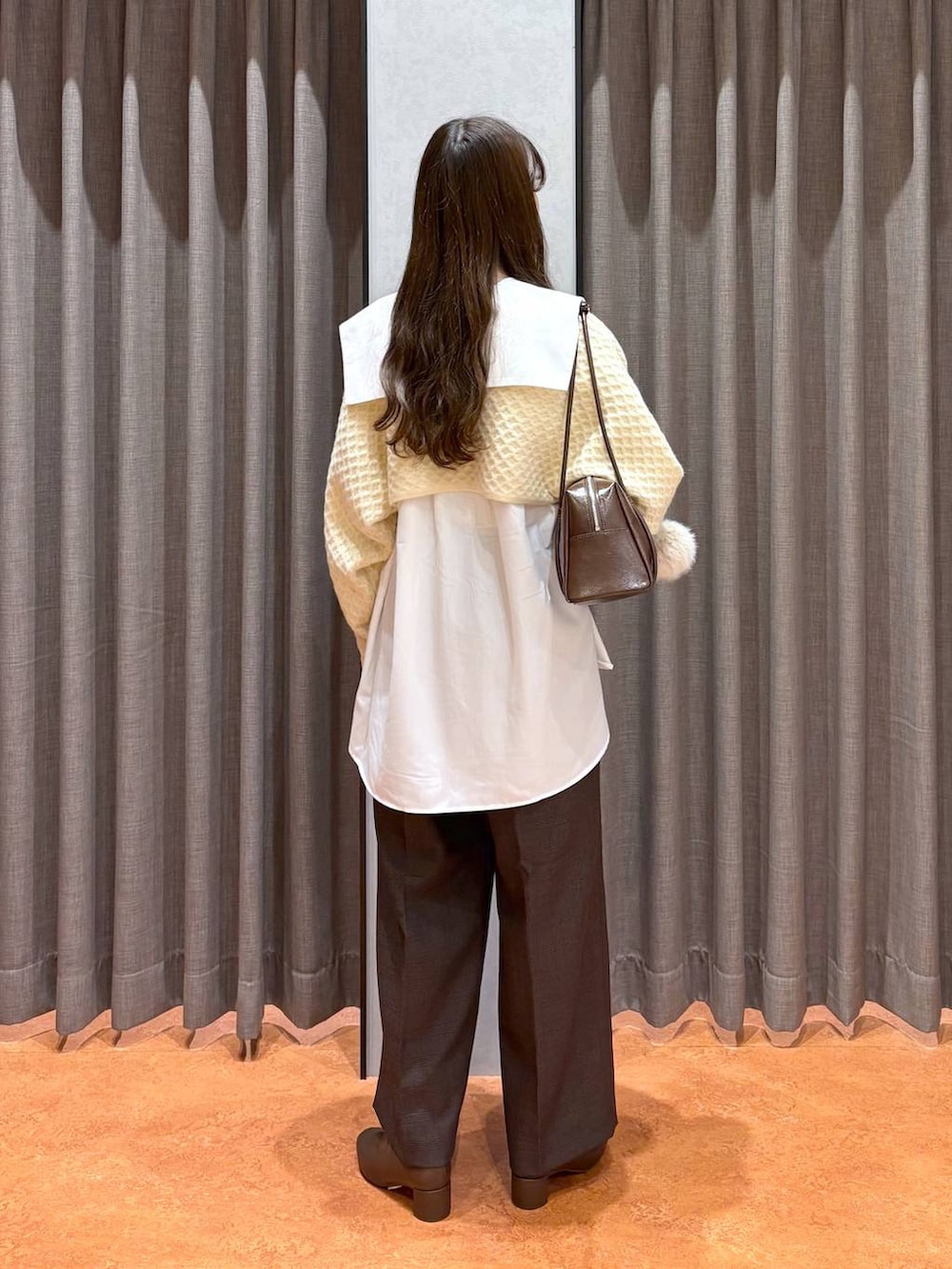 ブラウン系のその他パンツ、ブラウン系のボストンバッグ、ホワイト系のシャツ/ブラウスを着用したレディースの秋コーディネートの4枚目の写真