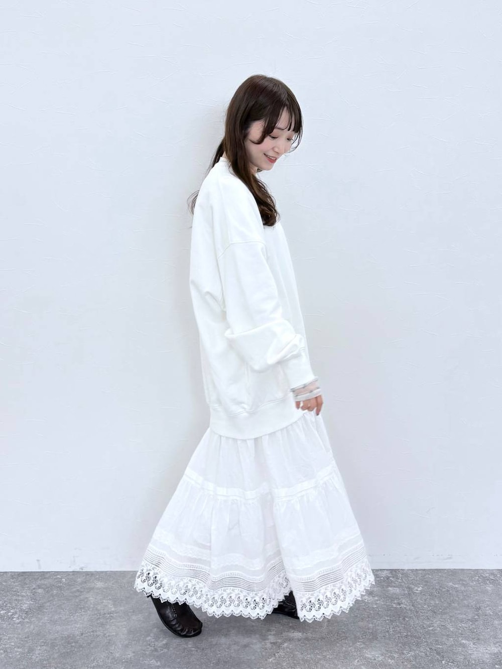 ホワイト系のTシャツ/カットソー、ブラウン系のローファー、ホワイト系のスウェットを着用したレディースの冬コーディネートの3枚目の写真