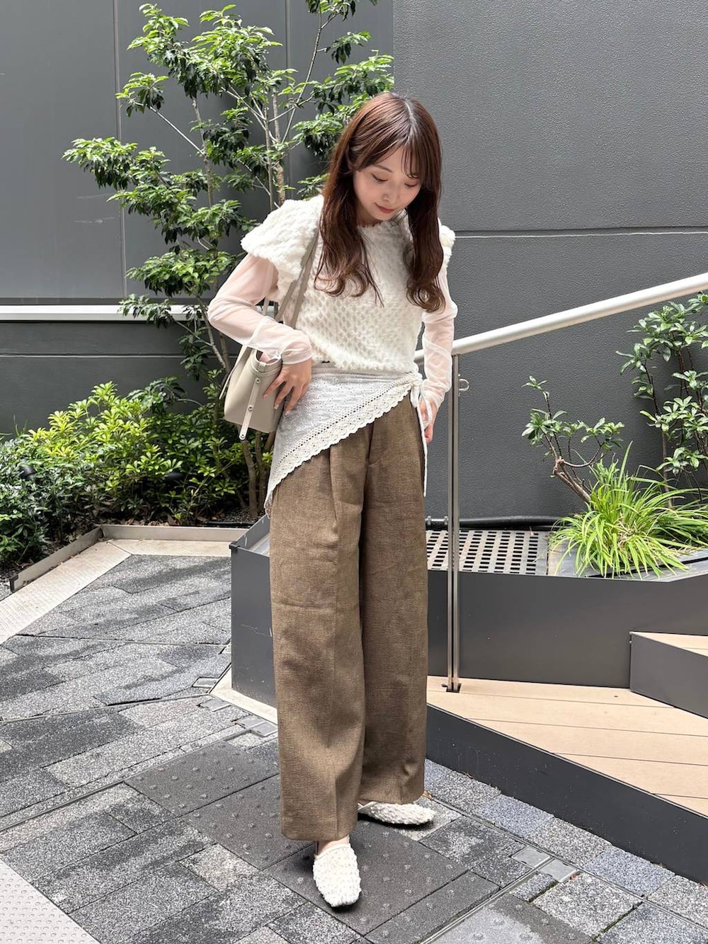 ホワイト系のパンプス、ホワイト系のバンダナ/スカーフを着用したレディースの夏コーディネートの3枚目の写真