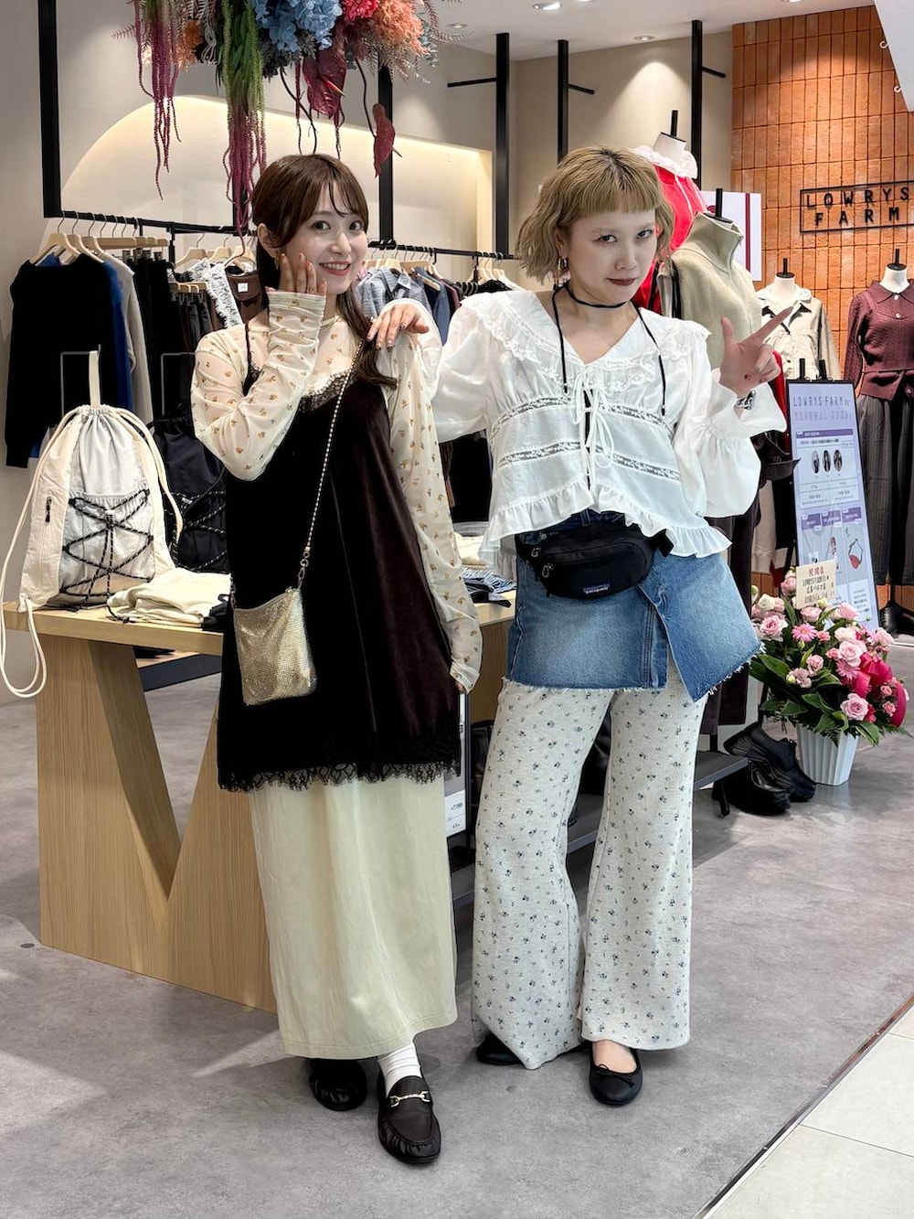 ゴールド系のショルダーバッグ、ブルー系のデニムパンツ、ホワイト系のシャツ/ブラウスを着用したレディースの秋コーディネートの2枚目の写真