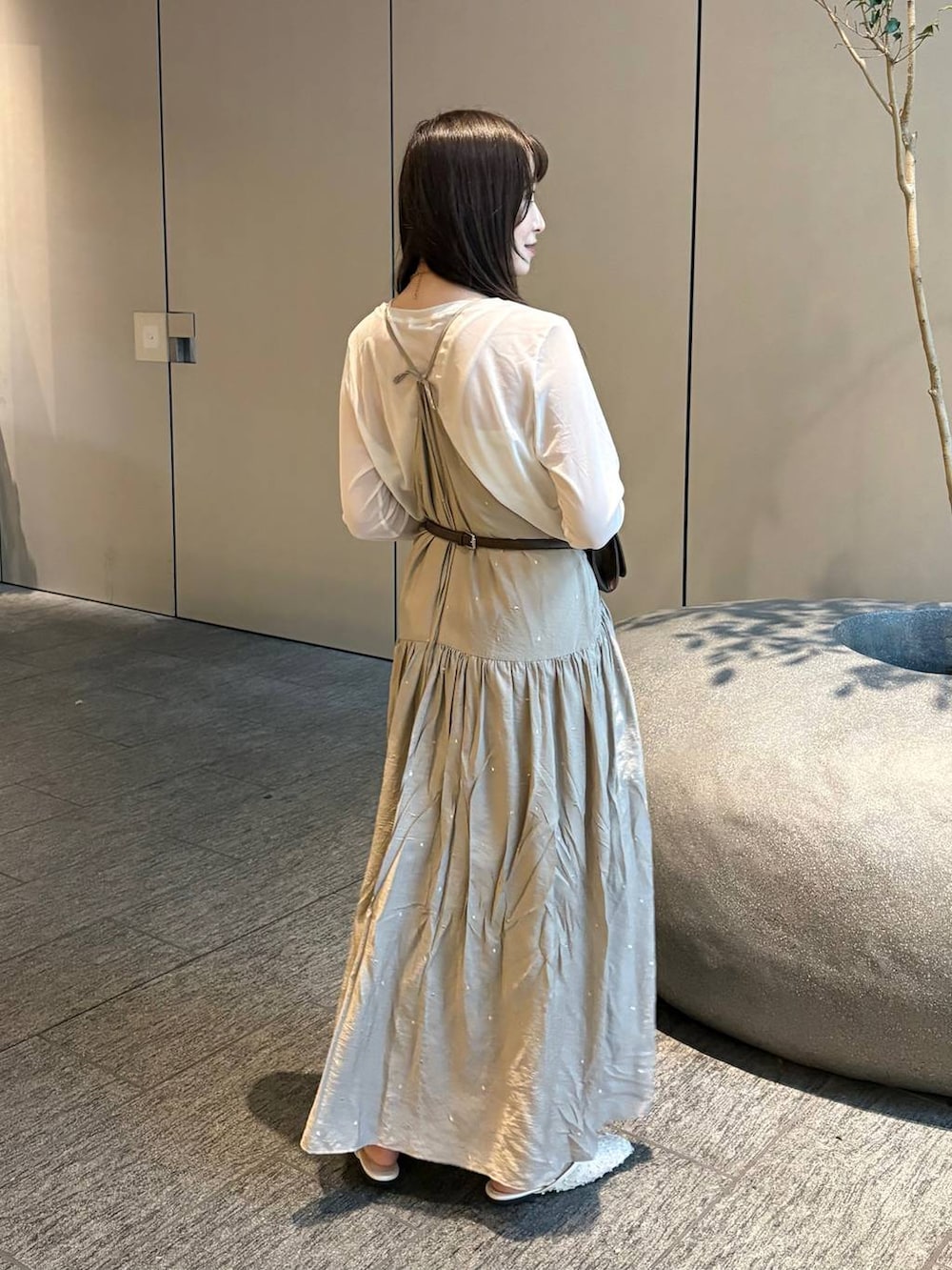 ホワイト系のTシャツ/カットソー、ベージュ系のワンピース、ホワイト系のTシャツ/カットソーを着用したレディースの春コーディネートの4枚目の写真