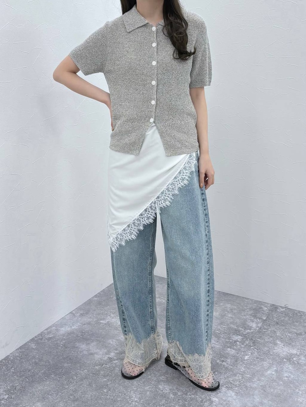 ブルー系のデニムパンツ、グレー系のサンダル、グレー系のTシャツ/カットソーを着用したレディースの春コーディネートの3枚目の写真