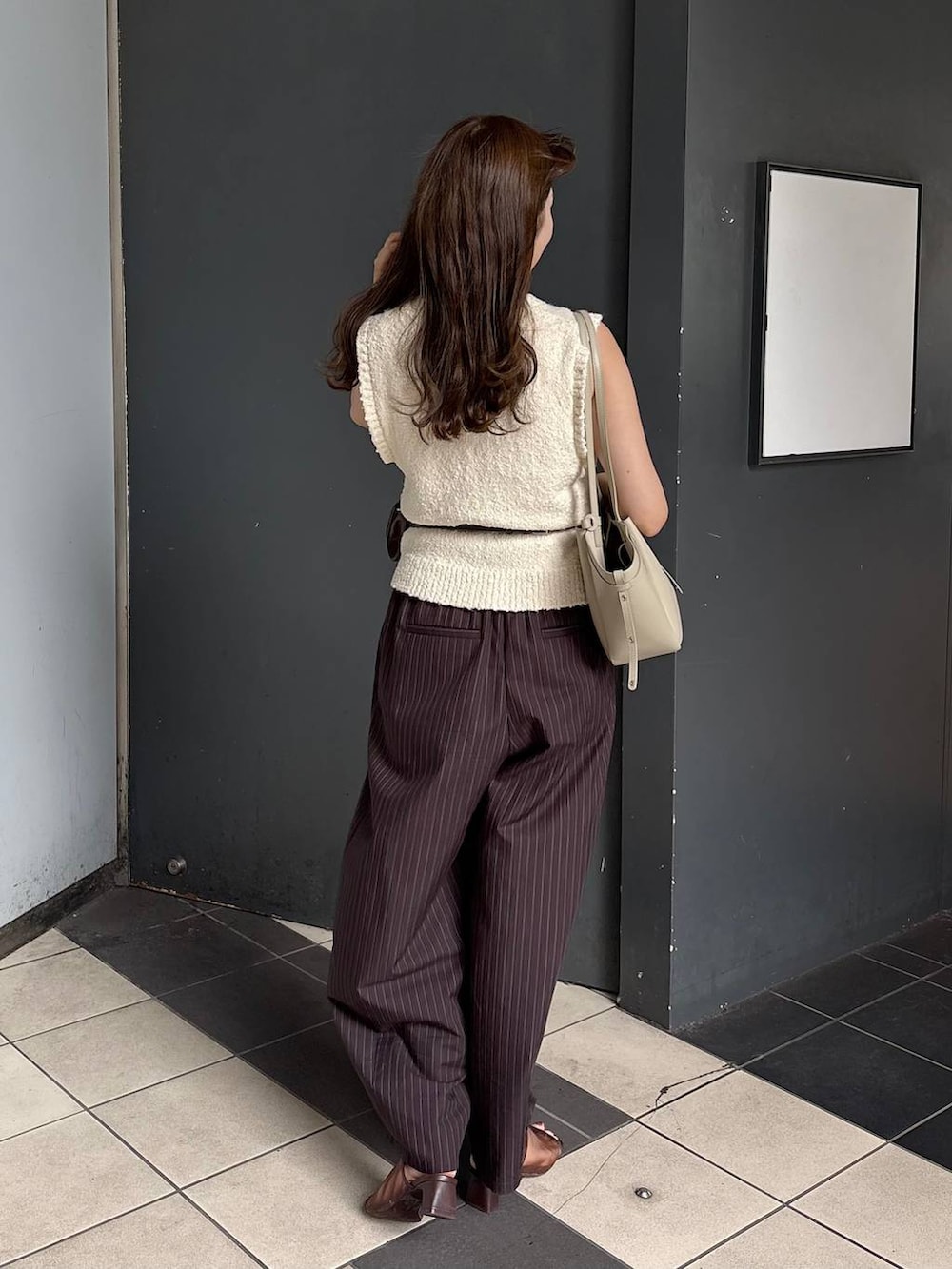 ブラウン系のその他パンツ、ブラウン系のボディバッグ/ウエストポーチ、ブラウン系のサンダルを着用したレディースの夏コーディネートの3枚目の写真