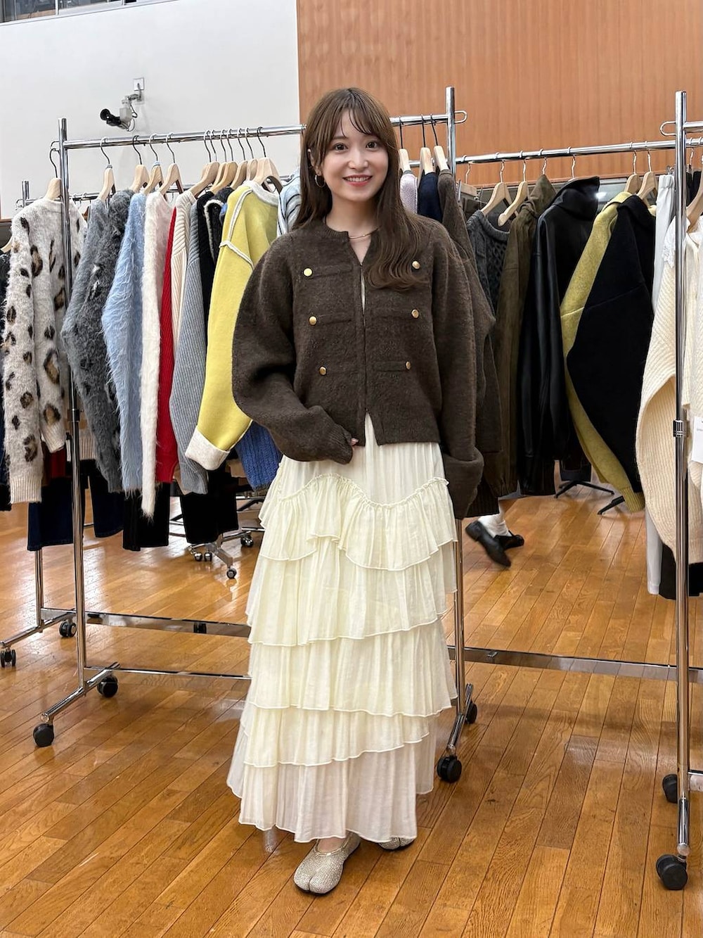 ホワイト系のスカート、ホワイト系のノーカラージャケット、ブラウン系のノーカラージャケットを着用したレディースの秋コーディネートの2枚目の写真