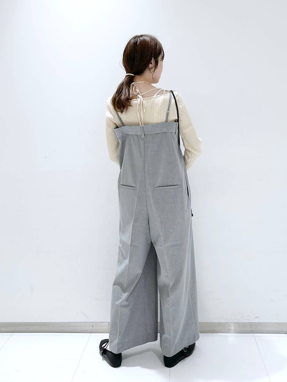 「女子会、きれいめ、ベーシック/シンプル、ワントーン、デート/ロマンティック、ローリーズスタイル_LOWRYS FARM、大人女子カジュアル_LOWRYS FARM、ラフ、カジュアル、LOWRYS FARM、春コーデ、サロペット、フラットシューズ、ショルダーバッグ」|「LOWRYS FARMのレイヤードライクニットプルオーバーLS 104822(ニット/セーター、ベージュ系)」を使った、𝘵 𝘰 𝘺 𝘰 .さん(骨格ウェーブ・レディース・160cm)の春コーディネートの6枚目の写真