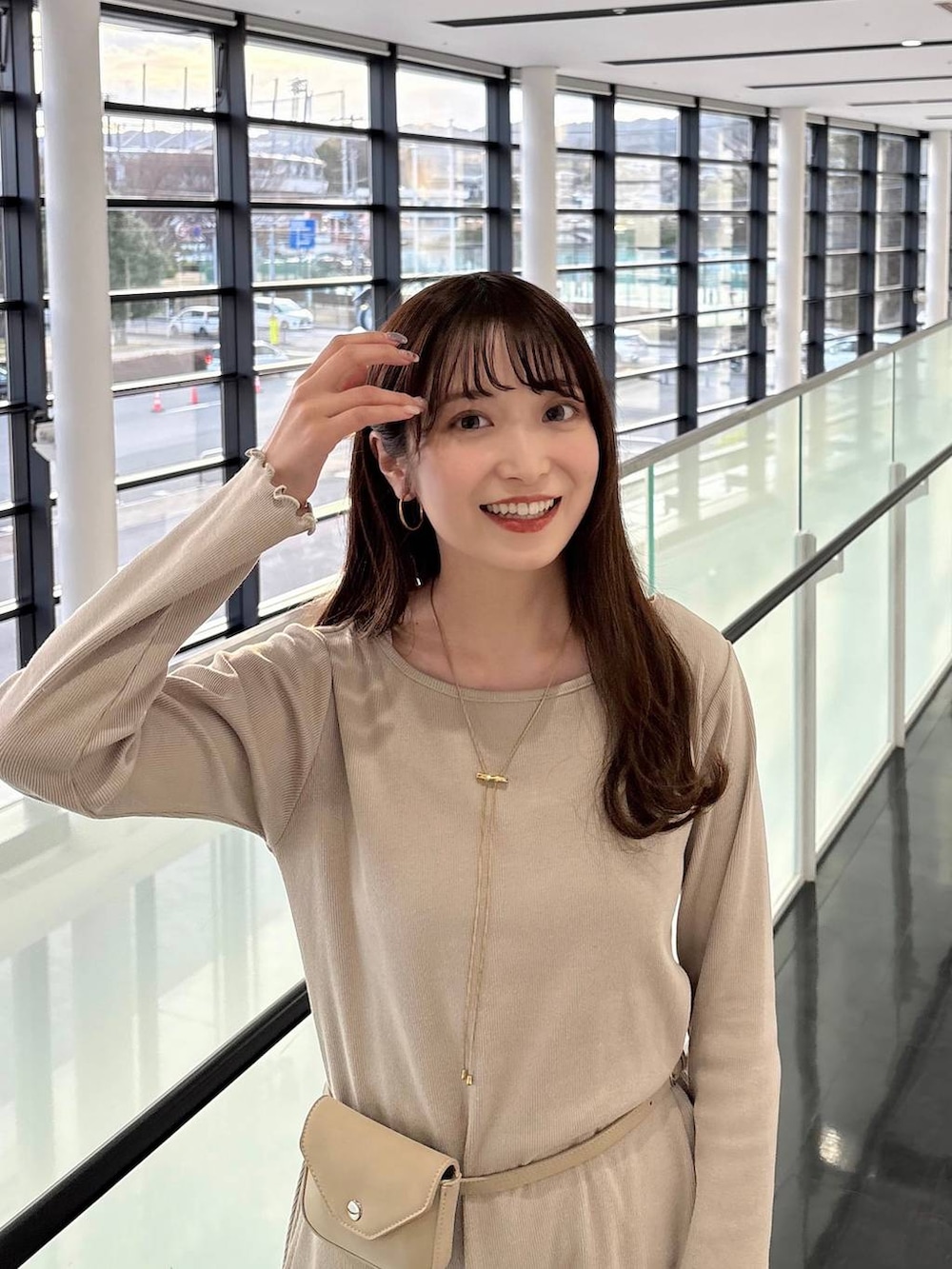 ベージュ系のボディバッグ/ウエストポーチ、ゴールド系のネックレスを着用したレディースの春コーディネートの2枚目の写真