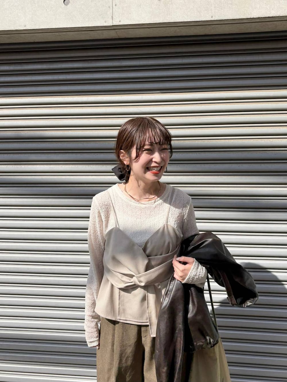 ブラウン系のその他パンツ、ホワイト系のパンプス、ゴールド系のチョーカーを着用したレディースの春コーディネートの2枚目の写真