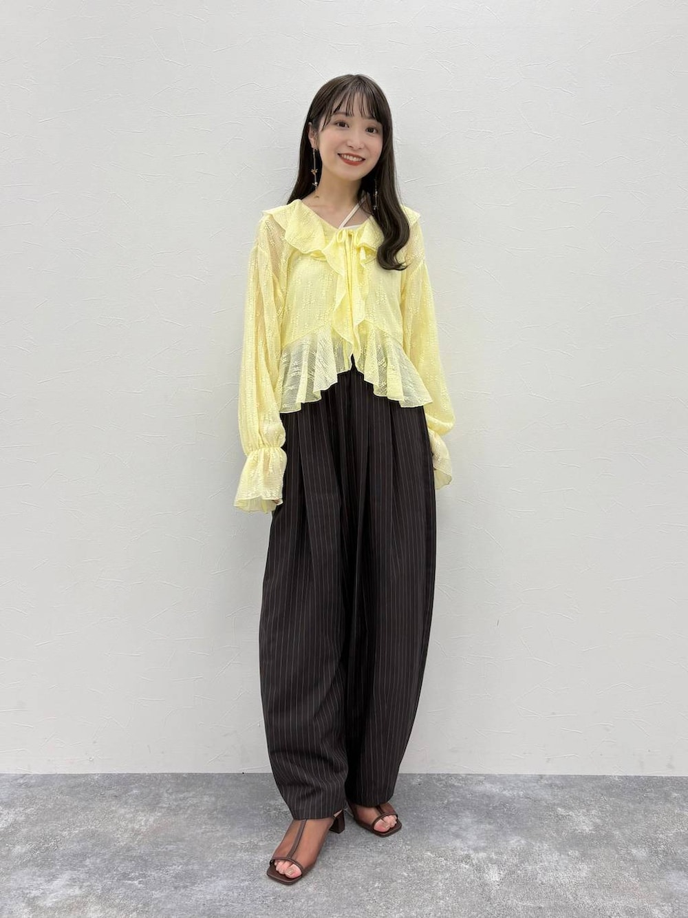 ブラウン系のその他パンツ、ブラウン系のサンダル、その他のキーホルダーを着用したレディースの春コーディネートの3枚目の写真