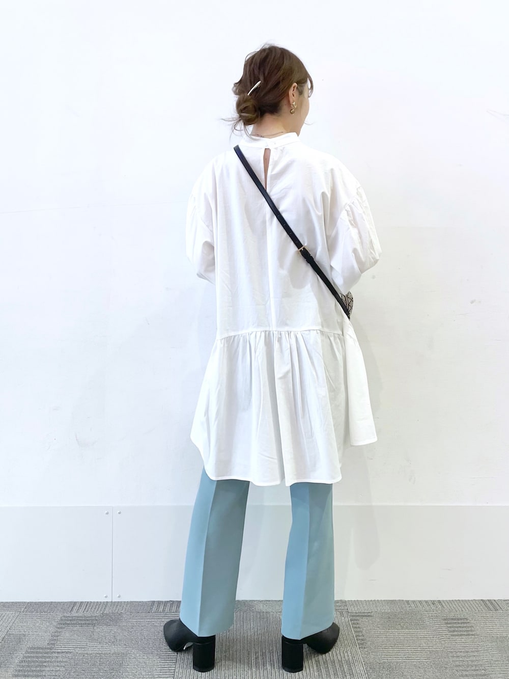 ブルー系のその他パンツ、ブラック系のブーツ、ホワイト系のシャツ/ブラウスを着用したレディースの冬コーディネートの2枚目の写真