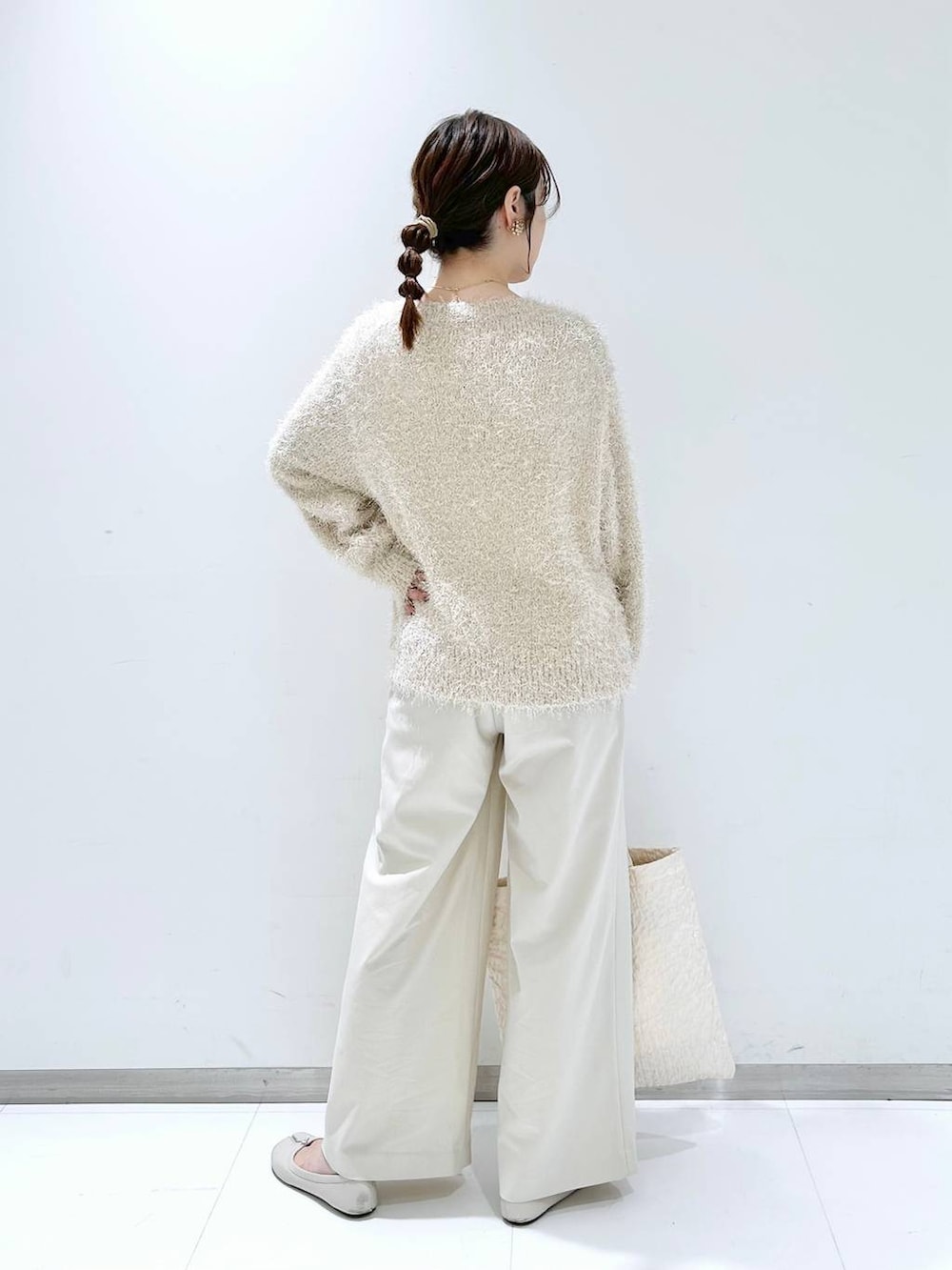「きれいめ、ベーシック/シンプル、ワントーン、デート/ロマンティック、秋コーデ、女子会、ローリーズスタイル_LOWRYS FARM、大人女子カジュアル_LOWRYS FARM、ラフ、カジュアル、LOWRYS FARM、カーディガン、ワイドパンツ、トートバッグ、ネックレス」|「LOWRYS FARMのソウバリスクエアタンクトップ 294378(タンクトップ、ホワイト系)」を使った、𝘵 𝘰 𝘺 𝘰 .さん(骨格ウェーブ・レディース・160cm)の秋コーディネートの3枚目の写真