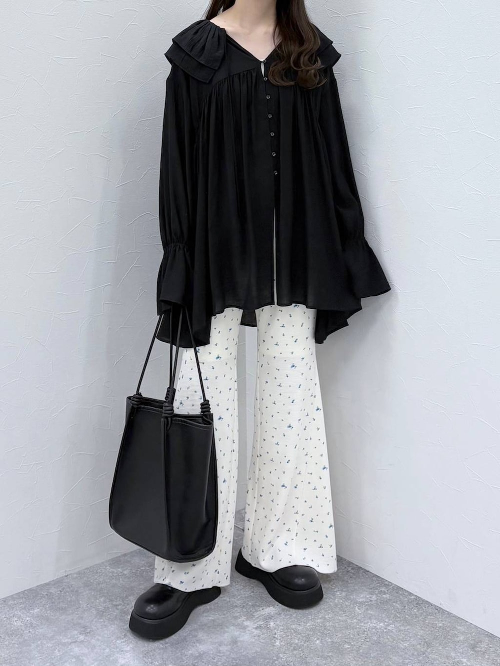 ホワイト系のTシャツ/カットソー、ブラック系のサンダル、ブラック系のトートバッグを着用したレディースの冬コーディネートの2枚目の写真