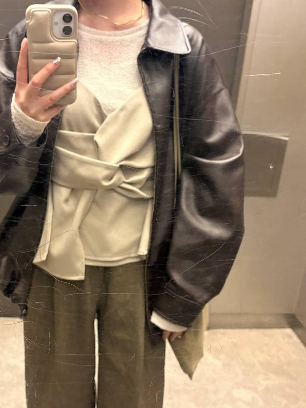 ブラウン系のその他パンツ、ホワイト系のパンプス、ゴールド系のチョーカーを着用したレディースの春コーディネートの3枚目の写真