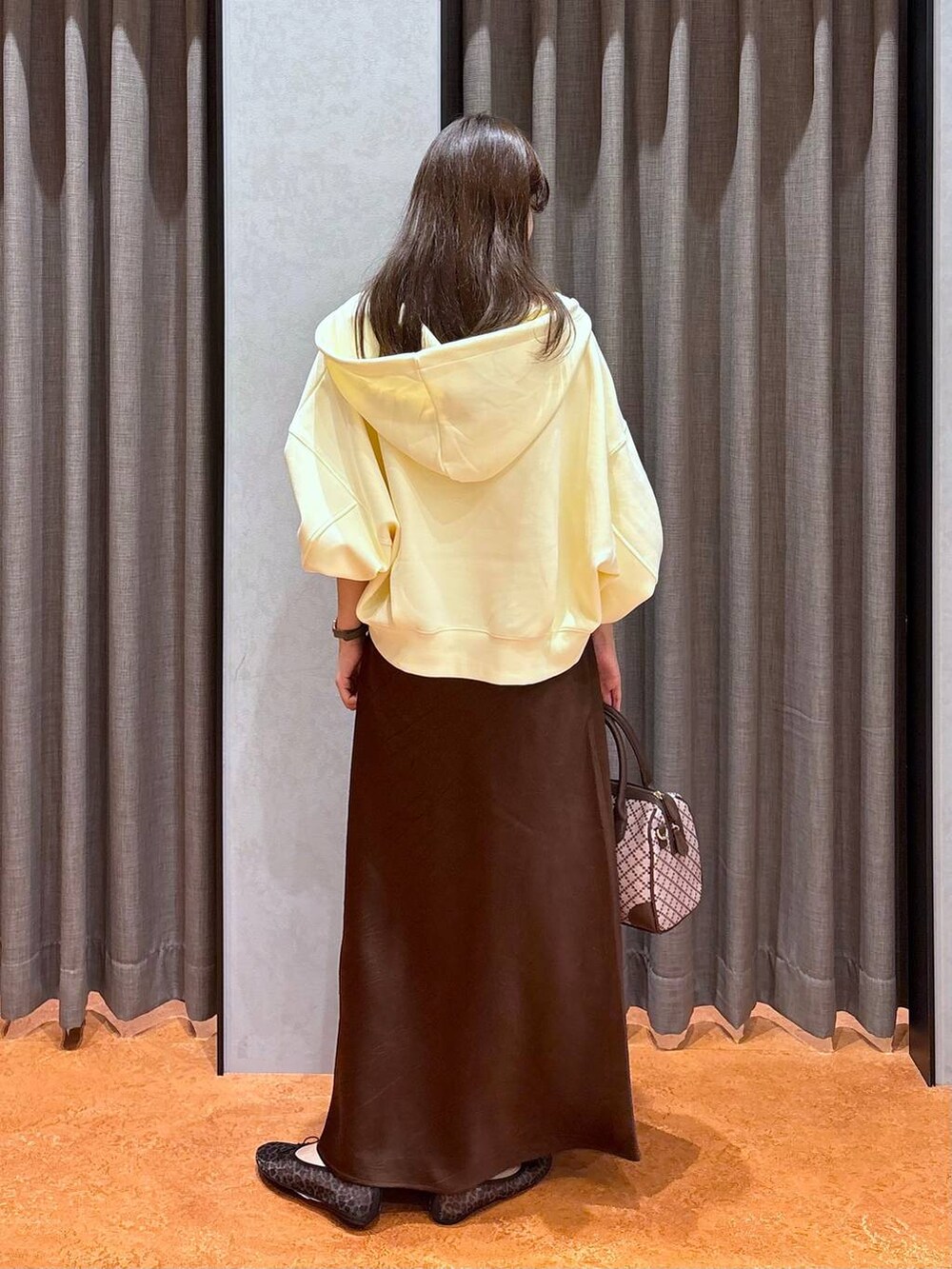 ホワイト系のTシャツ/カットソー、その他のバレエシューズ、ブラウン系のスカートを着用したレディースの秋コーディネートの4枚目の写真