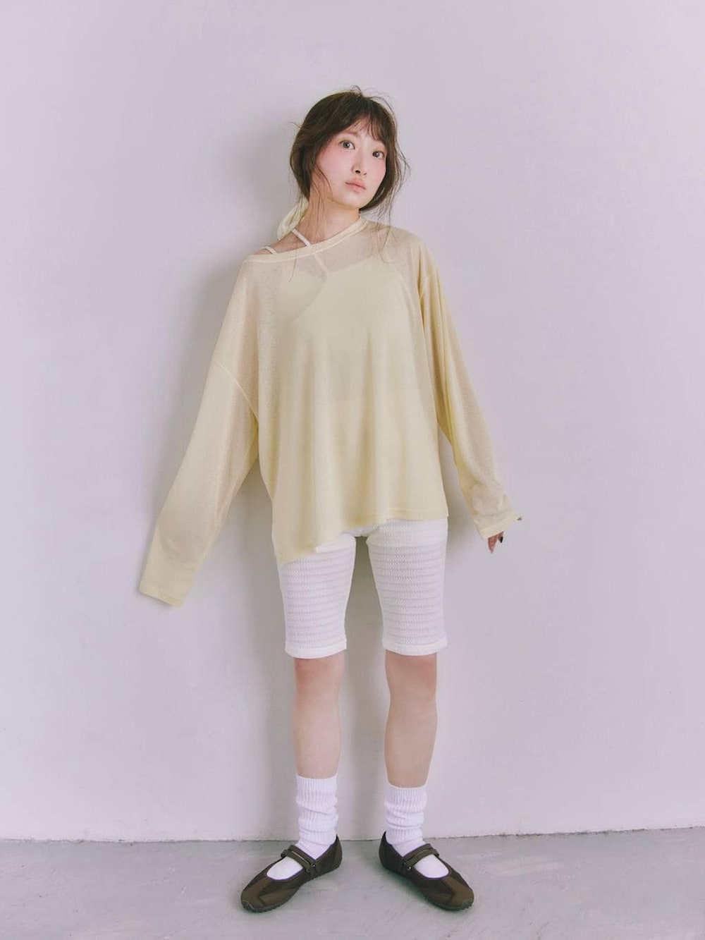 イエロー系のTシャツ/カットソー、ブラウン系のスニーカー、ベージュ系のシューズ小物/雑貨を着用したレディースの春コーディネートの2枚目の写真