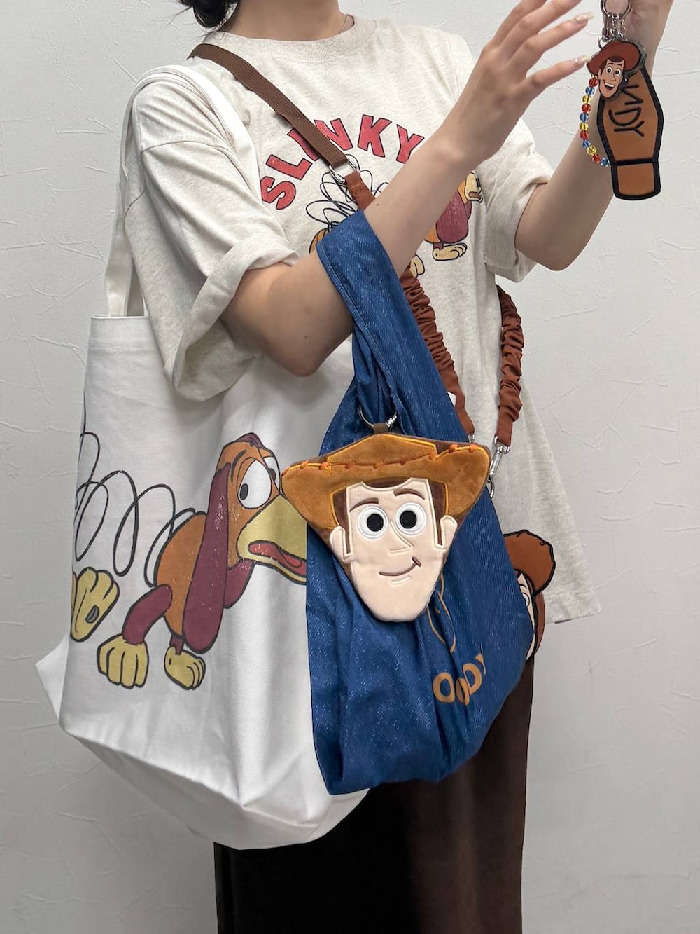 その他のエコバッグ/サブバッグ、ベージュ系のTシャツ/カットソー、ホワイト系のトートバッグを着用したレディースの夏コーディネートの3枚目の写真