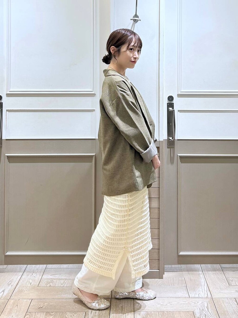 ブラウン系のテーラードジャケット、ホワイト系のTシャツ/カットソー、ホワイト系のバレエシューズを着用したレディースの秋コーディネートの3枚目の写真