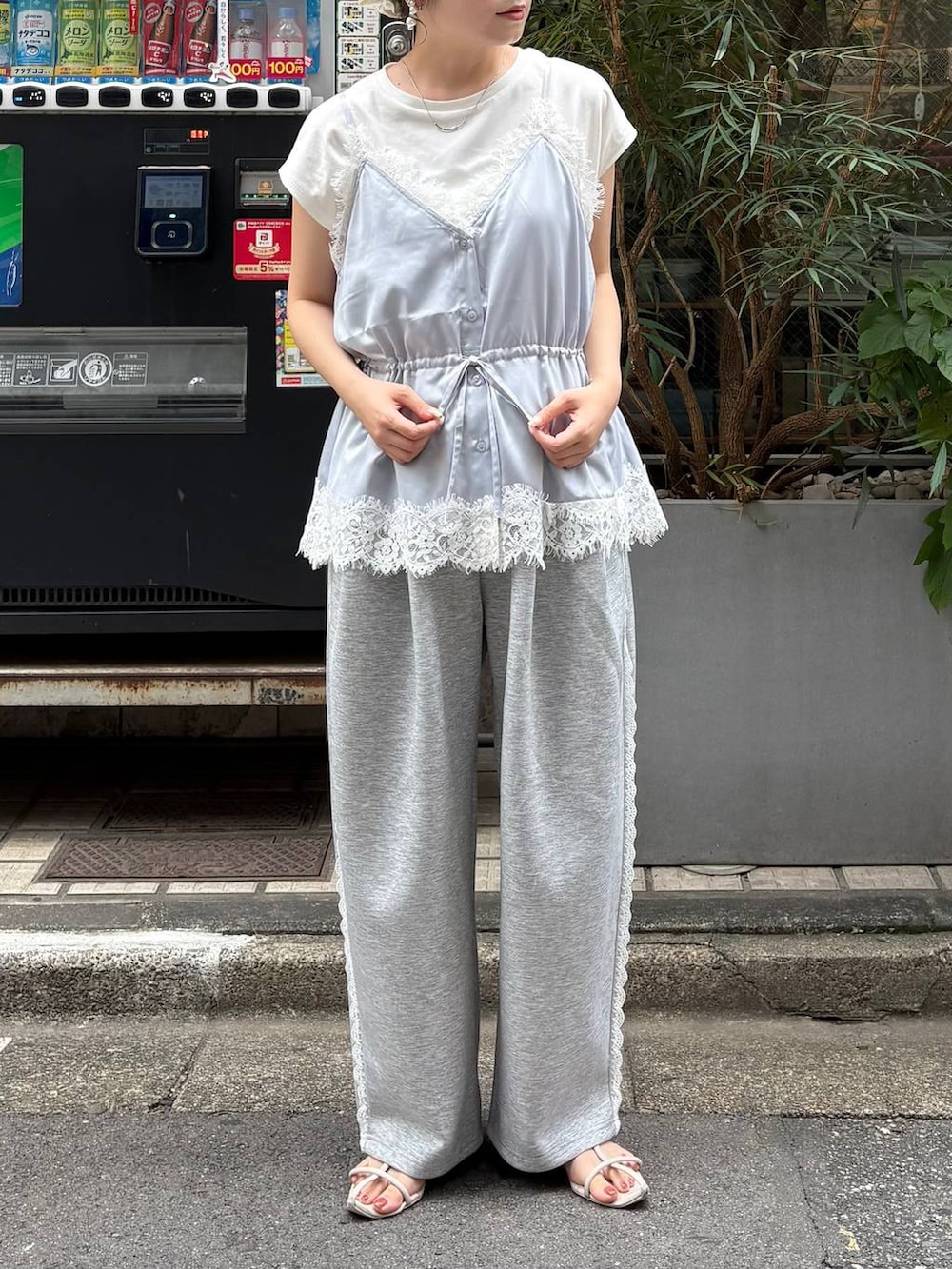 ホワイト系のTシャツ/カットソー、ブルー系のキャミソール、グレー系のスウェットパンツを着用したレディースの夏コーディネートの3枚目の写真
