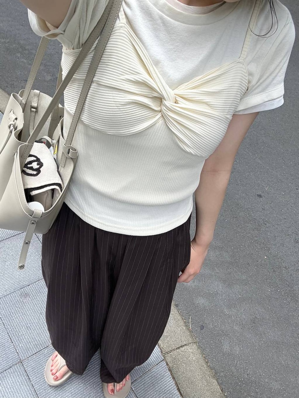 ブラウン系のその他パンツ、ホワイト系のTシャツ/カットソー、ホワイト系のシュシュを着用したレディースの夏コーディネートの3枚目の写真