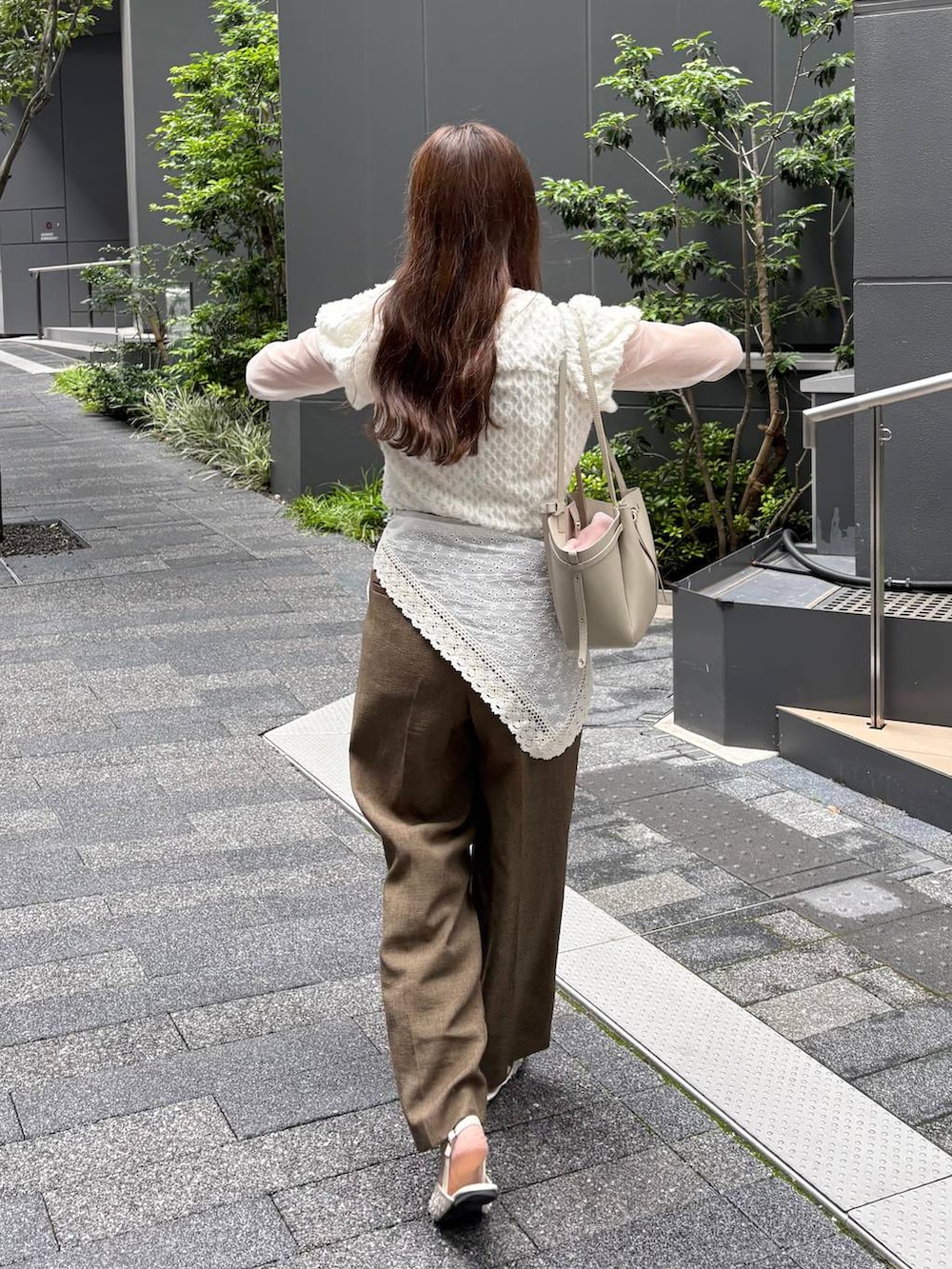 ホワイト系のパンプス、ホワイト系のバンダナ/スカーフを着用したレディースの夏コーディネートの5枚目の写真