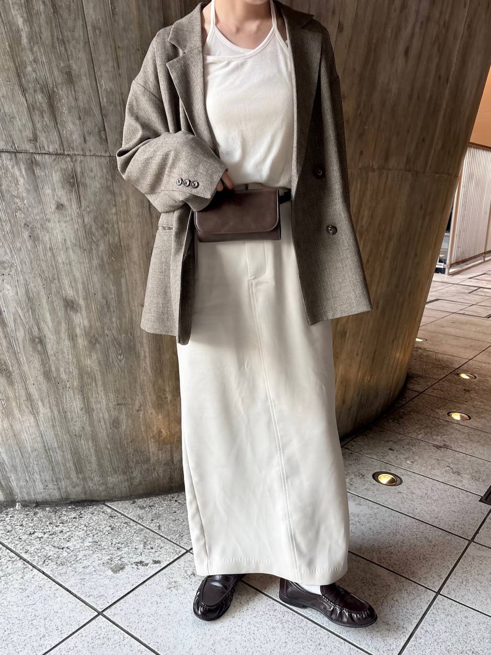 ブラウン系のテーラードジャケット、ブラウン系のローファー、ブラウン系のボディバッグ/ウエストポーチを着用したレディースの春コーディネートの4枚目の写真